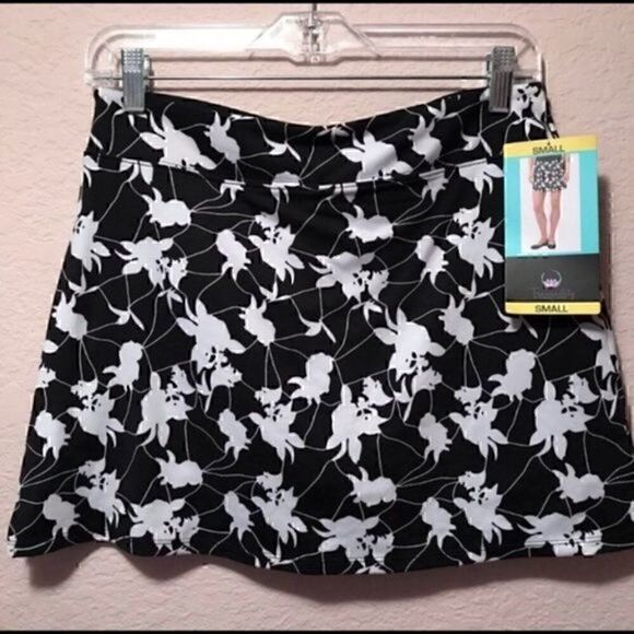 NWT. TRANQUILITY BLACK AND WHITE SKORT  - Picture 4 of 8